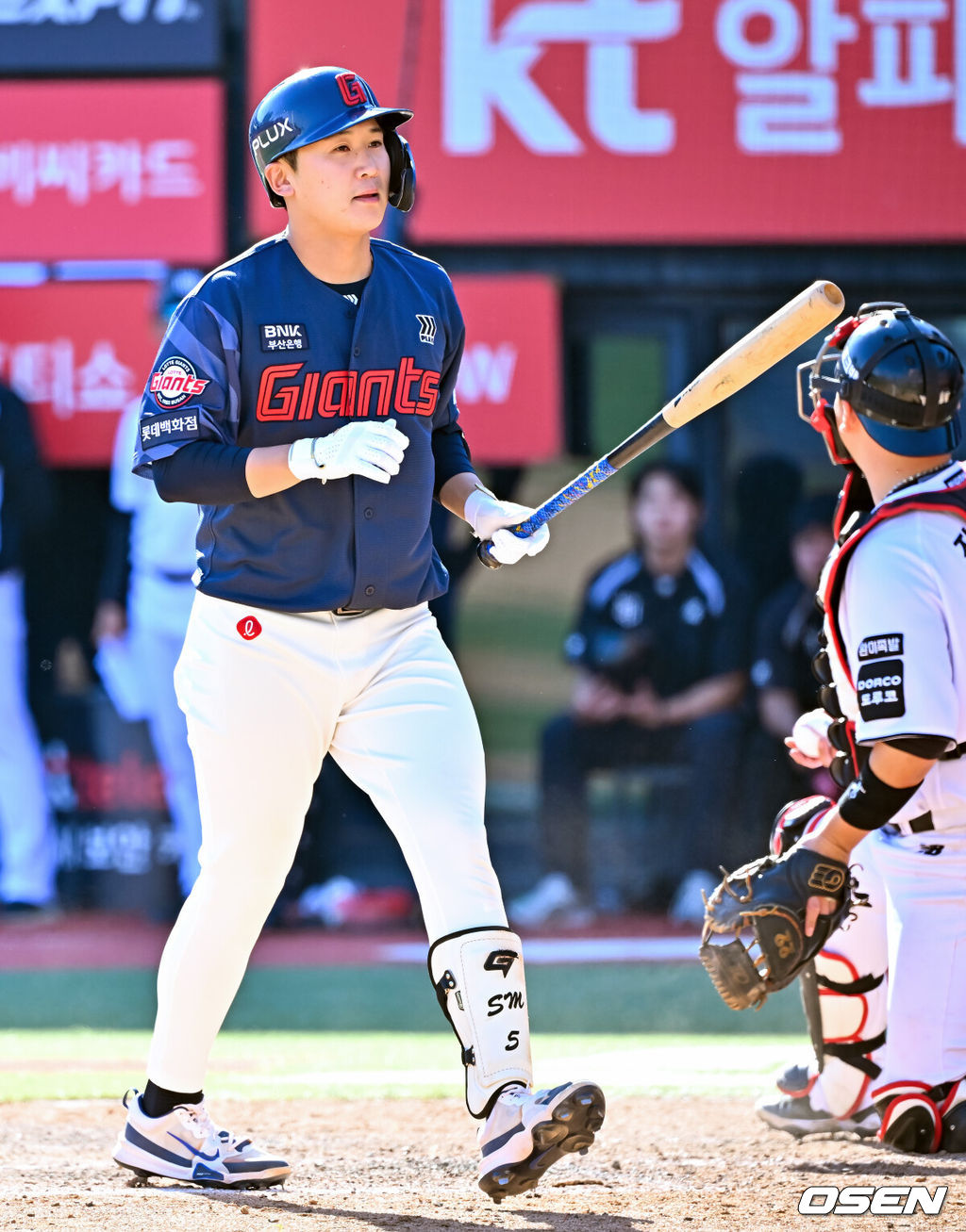 5일 수원 KT위즈파크에서 2026 신한 SOL KBO리그 KT 위즈와 롯데 자이언츠의 경기가 열렸다.이날 KT는 소형준, 롯데는 로드리게스를 선발로 내세웠다.8회초 1사 주자 1,2루 롯데 김세민이 타석에서 볼넷을 골라낸 후 출루하고 있다. 2026.05.05 /rumi@osen.co.kr