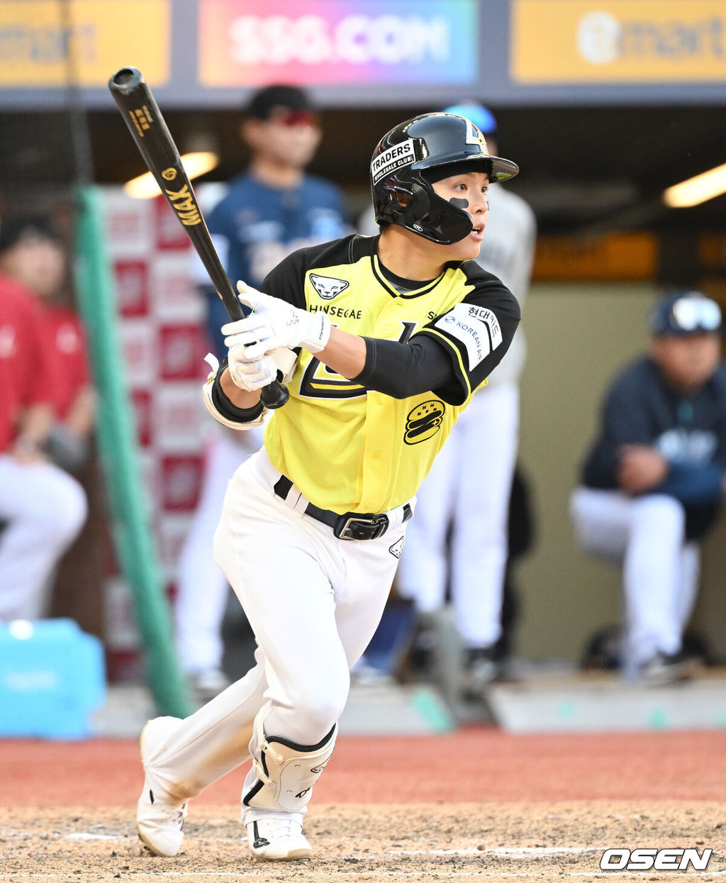 5일 인천 SSG랜더스필드에서 2026 신한 SOL KBO리그 SSG 랜더스와 NC 다이노스의 경기가 열렸다.이날 SSG은 최민준, 두산 NC는 신영우를 선발로 내세웠다.10회말 2사 만루에서 SSG 정준재가 우전 적시타를 치고 있다. 2026.05.05 /sunday@osen.co.kr