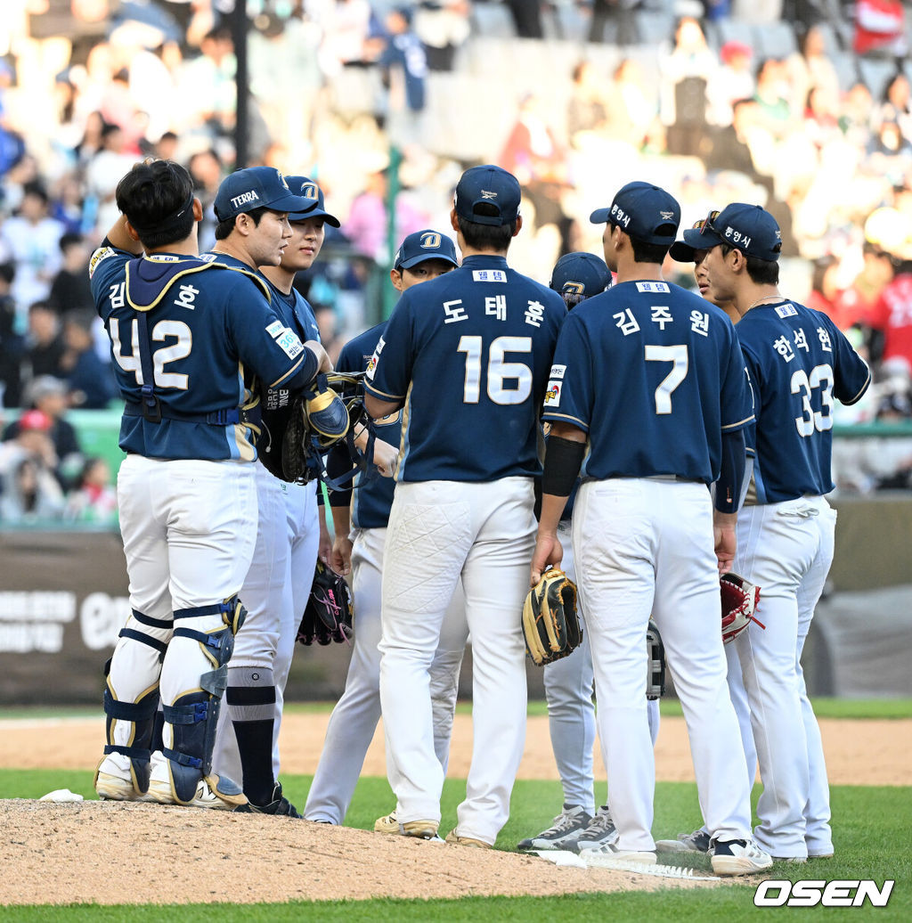 프로야구 SSG 랜더스와 NC 다이노스가 연장 11회까지 가는 혈투 끝에 무승부를 거뒀다.SSG와 NC는 5일 인천 SSG랜더스필드에서 열린 ‘2026 신한은행 SOL Bank KBO리그’ 팀간 3차전에서 7-7 무승부를 기록했다. SSG랜더스필드에서 열린 마지막 어린이날 경기는 4시간22분간 혈투가 벌어졌지만 결국 승부를 가릴 수 없었다.경기 종료 후 NC 선수들이 마운드에 모여 이야기를 나누고 있다. 2026.05.05 /sunday@osen.co.kr