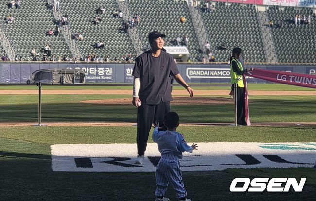 [OSEN=잠실, 한용섭 기자] 프로야구 LG 트윈스 투수 유영찬이 팔꿈치 수술을 하루 앞둔 5일 잠실구장에서 두산과 LG의 경기가 끝난 후 그라운드에서 아들과 공놀이를 하고 있다. /orange@osen.co.kr