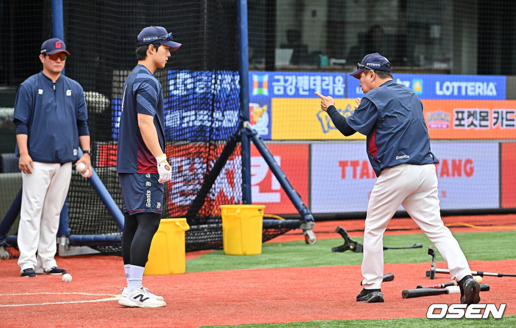 28일 부산 사직야구장에서 2026 신한 SOL KBO 리그 롯데 자이언츠와 키움 히어로즈의 경기가 열린다. 홈팀 롯데는 김진욱이, 방문팀 키움은 알칸타라가 선발 출전한다.롯데 자이언츠 김태형 감독이 한태양에게 타격 지도를 하고 있다. 2026.04.28 / foto0307@osen.co.kr