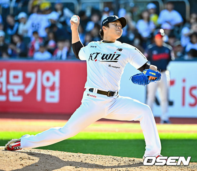 [OSEN=수원, 민경훈 기자] 5일 수원 KT위즈파크에서 2026 신한 SOL KBO리그 KT 위즈와 롯데 자이언츠의 경기가 열렸다.이날 KT는 소형준, 롯데는 로드리게스를 선발로 내세웠다.9회초 KT 박영현이 힘차게 공을 뿌리고 있다. 2026.05.05 /rumi@osen.co.kr