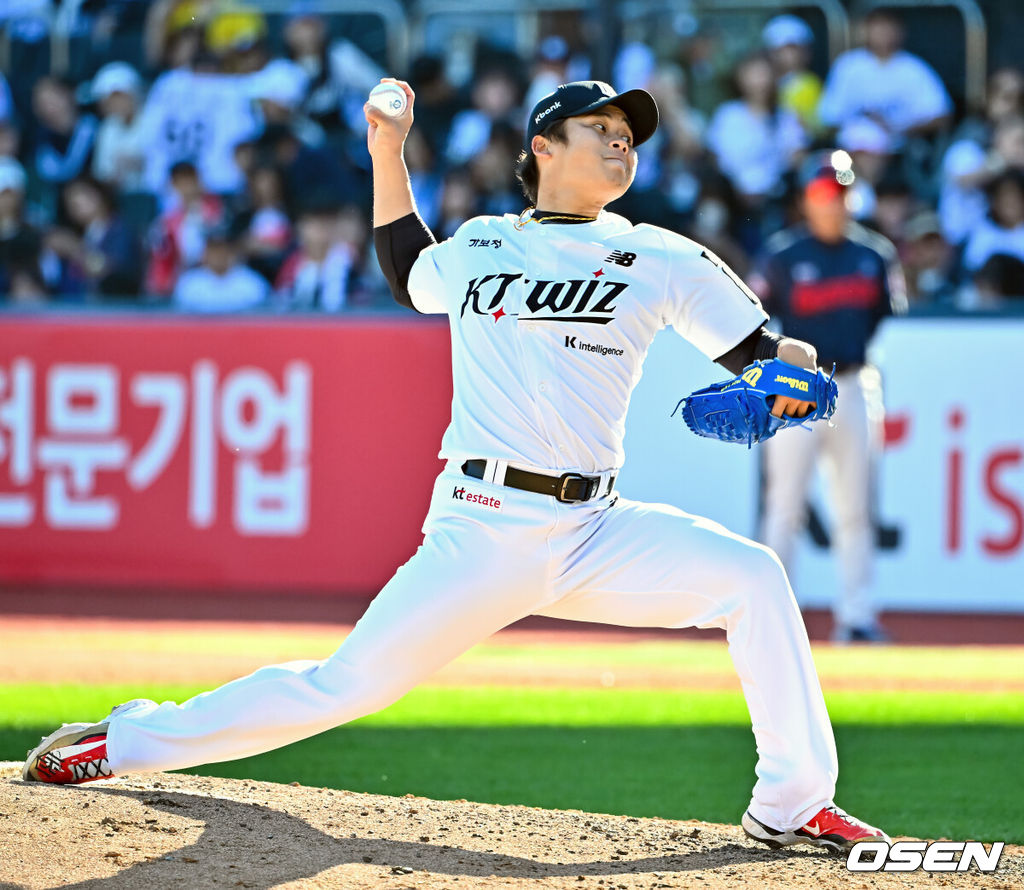 5일 수원 KT위즈파크에서 2026 신한 SOL KBO리그 KT 위즈와 롯데 자이언츠의 경기가 열렸다.이날 KT는 소형준, 롯데는 로드리게스를 선발로 내세웠다.9회초 KT 박영현이 힘차게 공을 뿌리고 있다. 2026.05.05 /rumi@osen.co.kr