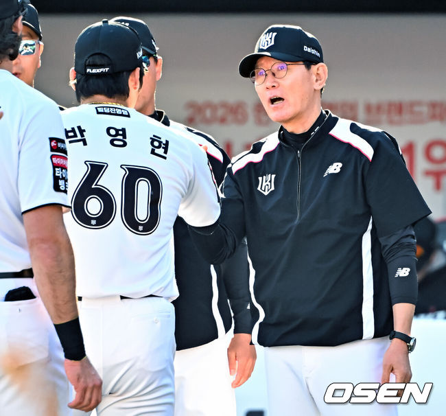 [OSEN=수원, 민경훈 기자] 5일 수원 KT위즈파크에서 2026 신한 SOL KBO리그 KT 위즈와 롯데 자이언츠의 경기가 열렸다.이 경기에서 KT는 롯데에 5-4로 승리했다. 선두 KT는 3연전 기선제압과 함께 2연승을 달리며 시즌 22승 10패를 기록했다. 반면 4연승 상승세가 끊긴 롯데는 12승 1무 18패가 됐다.&nbsp;경기를 마치고 KT 이강철 감독이 박영현과 하이파이브를 하고 있다. 2026.05.05 /rumi@osen.co.kr