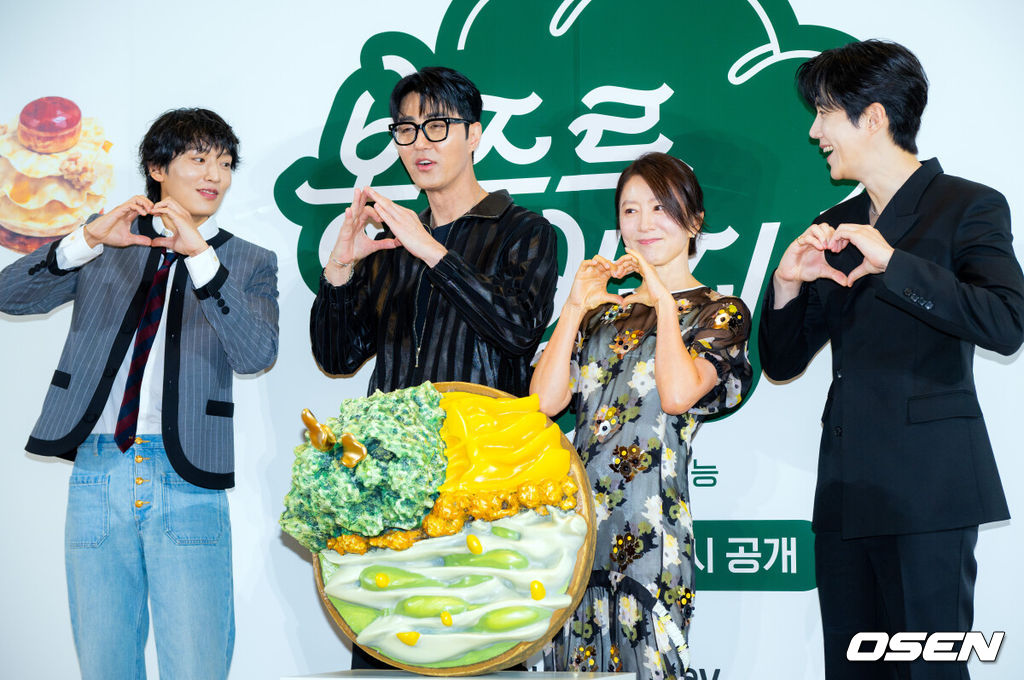6일 오전 서울 중구 커뮤니티하우스 마실에서 쿠팡플레이 새 예능 ‘봉주르빵집’ 제작발표회가 열렸다. 조용한 시골 마을에 문을 연 국내 최초 ‘시니어 디저트 카페’를 배경으로 인생의 맛을 아는 어르신들과 행복의 맛을 아는 빵집 식구들이 달콤한 위로와 온기를 나누는 힐링 예능이다.배우 이기택, 차승원, 김희애, 김선호가 참석해 포토타임을 갖고 있다. 2026.05.06 /rumi@osen.co.kr