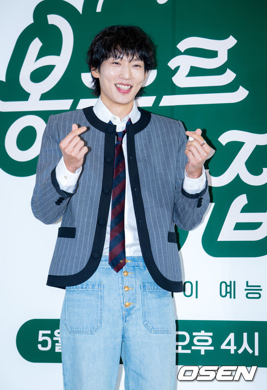 [OSEN=민경훈 기자] 6일 오전 서울 중구 커뮤니티하우스 마실에서 쿠팡플레이 새 예능 ‘봉주르빵집’ 제작발표회가 열렸다. 조용한 시골 마을에 문을 연 국내 최초 ‘시니어 디저트 카페’를 배경으로 인생의 맛을 아는 어르신들과 행복의 맛을 아는 빵집 식구들이 달콤한 위로와 온기를 나누는 힐링 예능이다.배우 이기택이 참석해 포토타임을 갖고 있다. 2026.05.06 /rumi@osen.co.kr