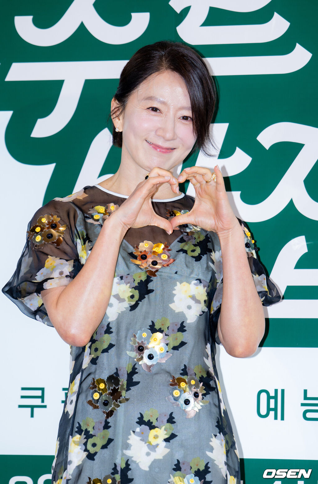 6일 오전 서울 중구 커뮤니티하우스 마실에서 쿠팡플레이 새 예능 ‘봉주르빵집’ 제작발표회가 열렸다. 조용한 시골 마을에 문을 연 국내 최초 ‘시니어 디저트 카페’를 배경으로 인생의 맛을 아는 어르신들과 행복의 맛을 아는 빵집 식구들이 달콤한 위로와 온기를 나누는 힐링 예능이다.배우 김희애가 참석해 포토타임을 갖고 있다. 2026.05.06 /rumi@osen.co.kr