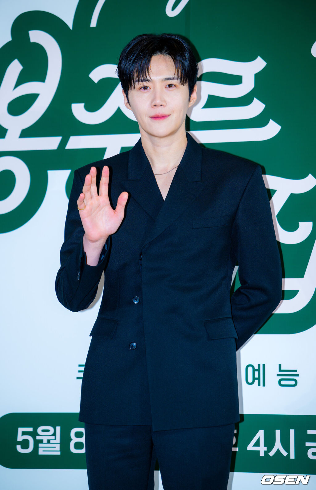 6일 오전 서울 중구 커뮤니티하우스 마실에서 쿠팡플레이 새 예능 ‘봉주르빵집’ 제작발표회가 열렸다. 조용한 시골 마을에 문을 연 국내 최초 ‘시니어 디저트 카페’를 배경으로 인생의 맛을 아는 어르신들과 행복의 맛을 아는 빵집 식구들이 달콤한 위로와 온기를 나누는 힐링 예능이다.배우 김선호가 참석해 포토타임을 갖고 있다. 2026.05.06 /rumi@osen.co.kr