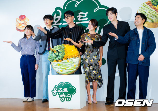[OSEN=민경훈 기자] 6일 오전 서울 중구 커뮤니티하우스 마실에서 쿠팡플레이 새 예능 ‘봉주르빵집’ 제작발표회가 열렸다. 조용한 시골 마을에 문을 연 국내 최초 ‘시니어 디저트 카페’를 배경으로 인생의 맛을 아는 어르신들과 행복의 맛을 아는 빵집 식구들이 달콤한 위로와 온기를 나누는 힐링 예능이다.김란주 작가, 배우 이기택, 차승원, 김희애, 김선호, 박근형 PD가 참석해 포토타임을 갖고 있다. 2026.05.06 /rumi@osen.co.kr