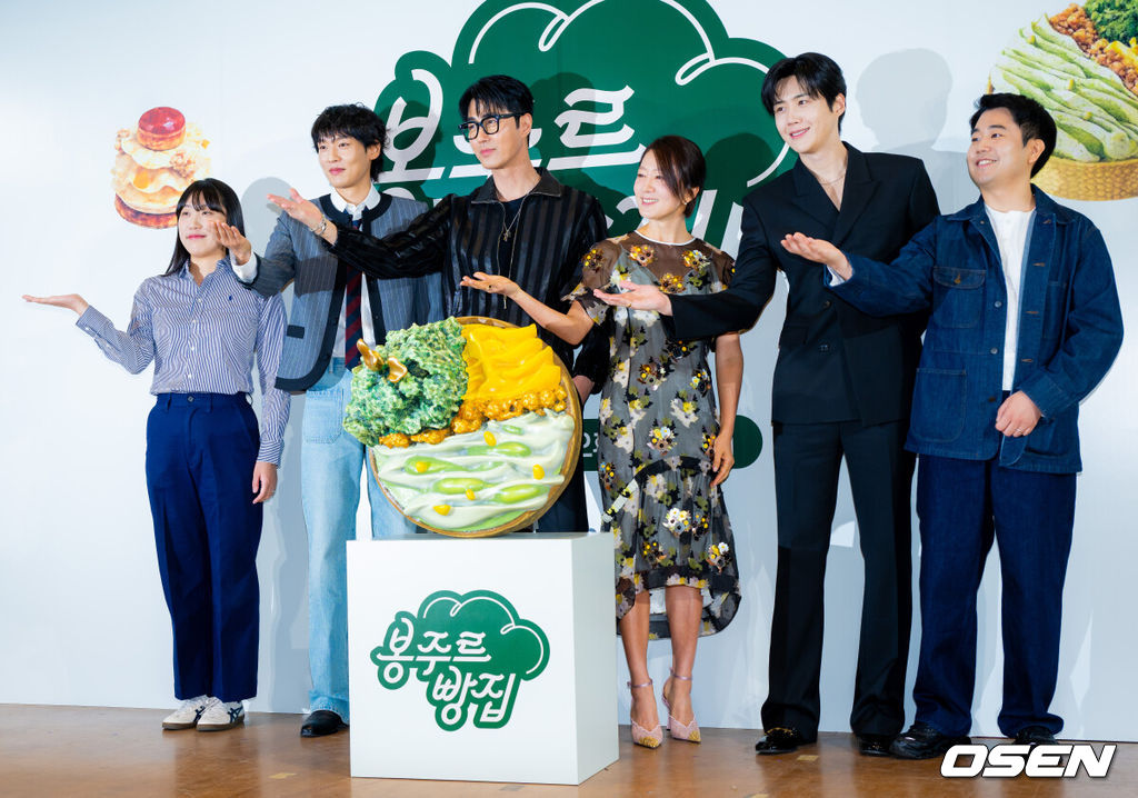 6일 오전 서울 중구 커뮤니티하우스 마실에서 쿠팡플레이 새 예능 ‘봉주르빵집’ 제작발표회가 열렸다. 조용한 시골 마을에 문을 연 국내 최초 ‘시니어 디저트 카페’를 배경으로 인생의 맛을 아는 어르신들과 행복의 맛을 아는 빵집 식구들이 달콤한 위로와 온기를 나누는 힐링 예능이다.김란주 작가, 배우 이기택, 차승원, 김희애, 김선호, 박근형 PD가 참석해 포토타임을 갖고 있다. 2026.05.06 /rumi@osen.co.kr