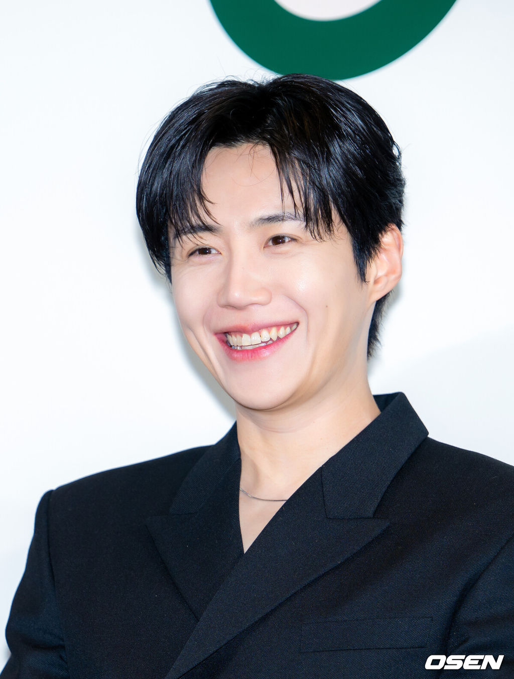 6일 오전 서울 중구 커뮤니티하우스 마실에서 쿠팡플레이 새 예능 ‘봉주르빵집’ 제작발표회가 열렸다. 조용한 시골 마을에 문을 연 국내 최초 ‘시니어 디저트 카페’를 배경으로 인생의 맛을 아는 어르신들과 행복의 맛을 아는 빵집 식구들이 달콤한 위로와 온기를 나누는 힐링 예능이다.배우 김선호가 기자간담회에서 환하게 웃고 있다. 2026.05.06 /rumi@osen.co.kr