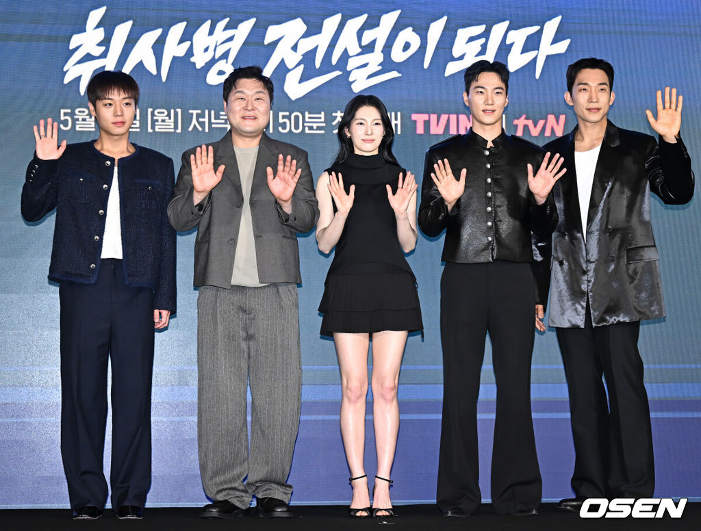 티빙 ‘취사병 전설이 되다’ 제작발표회가 6일 서울 광진구 풀만 앰배서더 서울 이스트폴에서 열렸다.‘취사병 전설이 되다’는 총 대신 식칼을, 탄띠 대신 앞치마를 두른 이등병 강성재(박지훈 분)가 ‘전설의 취사병’으로 거듭나는 과정을 그린 밀리터리 쿡방 판타지 드라마다. 갓 전입한 이등병이 ‘요리사의 길’을 밟으며 맛 하나로 부대원들의 마음을 사로잡는 취사병의 성장기를 그릴 예정이다.배우 박지훈(왼쪽부터), 윤경호, 한동희, 이홍내, 이상이가 포즈를 취하고 있다.  2026.05.06 /cej@osen.co.kr