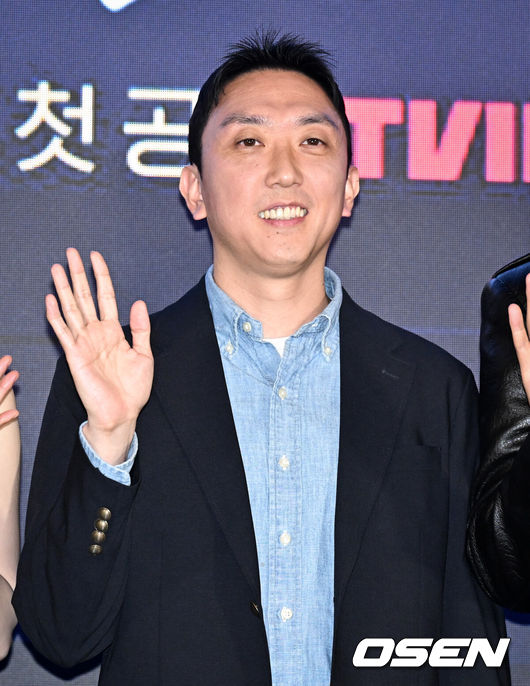 [OSEN=조은정 기자]티빙 ‘취사병 전설이 되다’ 제작발표회가 6일 서울 광진구 풀만 앰배서더 서울 이스트폴에서 열렸다.‘취사병 전설이 되다’는 총 대신 식칼을, 탄띠 대신 앞치마를 두른 이등병 강성재(박지훈 분)가 ‘전설의 취사병’으로 거듭나는 과정을 그린 밀리터리 쿡방 판타지 드라마다. 갓 전입한 이등병이 ‘요리사의 길’을 밟으며 맛 하나로 부대원들의 마음을 사로잡는 취사병의 성장기를 그릴 예정이다.조남형 감독이 포즈를 취하고 있다.  2026.05.06 /cej@osen.co.kr
