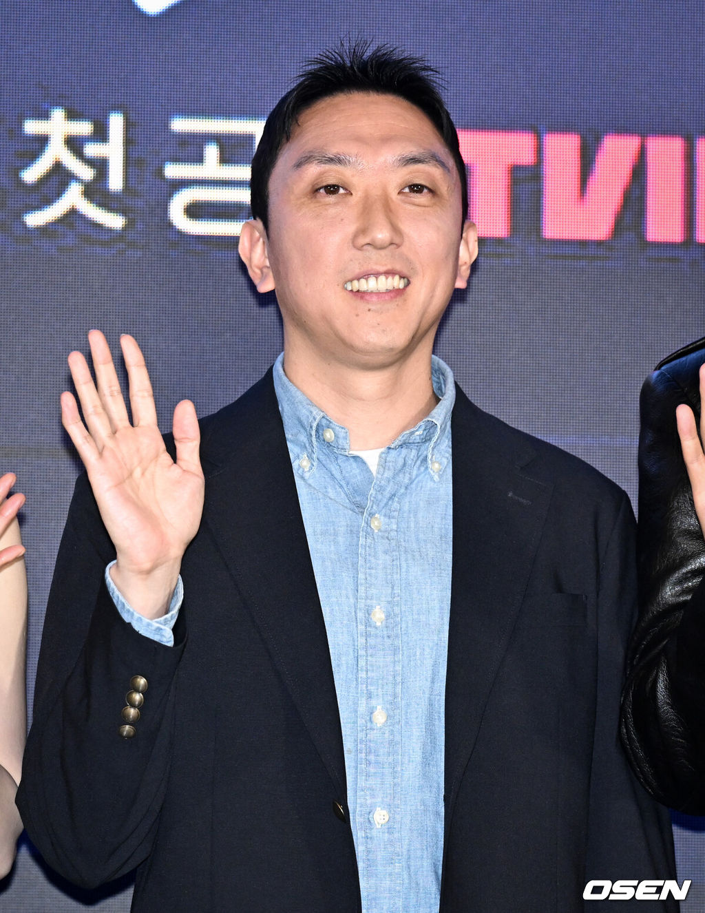 티빙 ‘취사병 전설이 되다’ 제작발표회가 6일 서울 광진구 풀만 앰배서더 서울 이스트폴에서 열렸다.‘취사병 전설이 되다’는 총 대신 식칼을, 탄띠 대신 앞치마를 두른 이등병 강성재(박지훈 분)가 ‘전설의 취사병’으로 거듭나는 과정을 그린 밀리터리 쿡방 판타지 드라마다. 갓 전입한 이등병이 ‘요리사의 길’을 밟으며 맛 하나로 부대원들의 마음을 사로잡는 취사병의 성장기를 그릴 예정이다.조남형 감독이 포즈를 취하고 있다.  2026.05.06 /cej@osen.co.kr