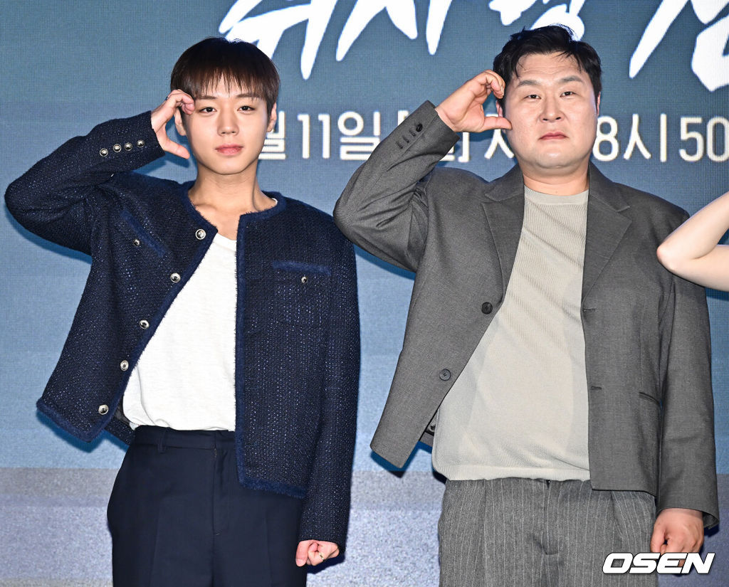 티빙 ‘취사병 전설이 되다’ 제작발표회가 6일 서울 광진구 풀만 앰배서더 서울 이스트폴에서 열렸다.‘취사병 전설이 되다’는 총 대신 식칼을, 탄띠 대신 앞치마를 두른 이등병 강성재(박지훈 분)가 ‘전설의 취사병’으로 거듭나는 과정을 그린 밀리터리 쿡방 판타지 드라마다. 갓 전입한 이등병이 ‘요리사의 길’을 밟으며 맛 하나로 부대원들의 마음을 사로잡는 취사병의 성장기를 그릴 예정이다.배우 박지훈, 윤경호가 포즈를 취하고 있다.  2026.05.06 /cej@osen.co.kr