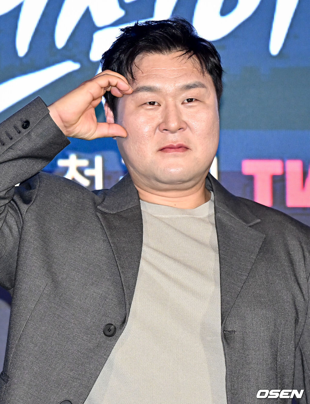 티빙 ‘취사병 전설이 되다’ 제작발표회가 6일 서울 광진구 풀만 앰배서더 서울 이스트폴에서 열렸다.‘취사병 전설이 되다’는 총 대신 식칼을, 탄띠 대신 앞치마를 두른 이등병 강성재(박지훈 분)가 ‘전설의 취사병’으로 거듭나는 과정을 그린 밀리터리 쿡방 판타지 드라마다. 갓 전입한 이등병이 ‘요리사의 길’을 밟으며 맛 하나로 부대원들의 마음을 사로잡는 취사병의 성장기를 그릴 예정이다.배우 윤경호가 포즈를 취하고 있다.  2026.05.06 /cej@osen.co.kr