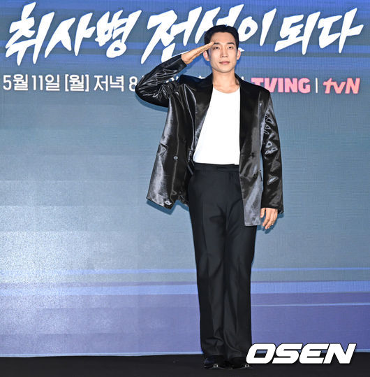 [OSEN=조은정 기자]티빙 ‘취사병 전설이 되다’ 제작발표회가 6일 서울 광진구 풀만 앰배서더 서울 이스트폴에서 열렸다.‘취사병 전설이 되다’는 총 대신 식칼을, 탄띠 대신 앞치마를 두른 이등병 강성재(박지훈 분)가 ‘전설의 취사병’으로 거듭나는 과정을 그린 밀리터리 쿡방 판타지 드라마다. 갓 전입한 이등병이 ‘요리사의 길’을 밟으며 맛 하나로 부대원들의 마음을 사로잡는 취사병의 성장기를 그릴 예정이다.배우 이상이가 포즈를 취하고 있다.  2026.05.06 /cej@osen.co.kr