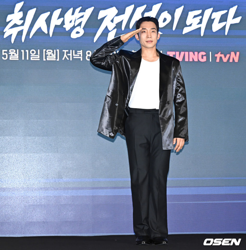 티빙 ‘취사병 전설이 되다’ 제작발표회가 6일 서울 광진구 풀만 앰배서더 서울 이스트폴에서 열렸다.‘취사병 전설이 되다’는 총 대신 식칼을, 탄띠 대신 앞치마를 두른 이등병 강성재(박지훈 분)가 ‘전설의 취사병’으로 거듭나는 과정을 그린 밀리터리 쿡방 판타지 드라마다. 갓 전입한 이등병이 ‘요리사의 길’을 밟으며 맛 하나로 부대원들의 마음을 사로잡는 취사병의 성장기를 그릴 예정이다.배우 이상이가 포즈를 취하고 있다.  2026.05.06 /cej@osen.co.kr