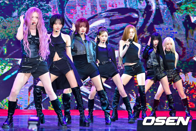 [OSEN=민경훈 기자] 6일 오후 서울 마포구 SBS프리즘타워 공개홀에서 그룹 빌리(Billlie) 정규 1집 'the collective soul and unconscious: chapter two'(더 콜렉티브 소울 앤 언컨시어스: 챕터 2) 발매 기념 미디어 쇼케이스가 열렸다.한편, 빌리(시윤, 션, 츠키, 문수아, 하람, 수현, 하루나)의 정규 1집 타이틀곡 ‘잽(ZAP)’은 가십과 외부 소음을 차단하고 온전히 ‘지금의 나’로 돌아오는 순간을 노래한 곡으로, 빌리의 흔들리지 않는 자아를 담은 곡이다. 빌리 멤버들이 화려한 무대를 선보이고 있다. 2026.05.06 /rumi@osen.co.kr