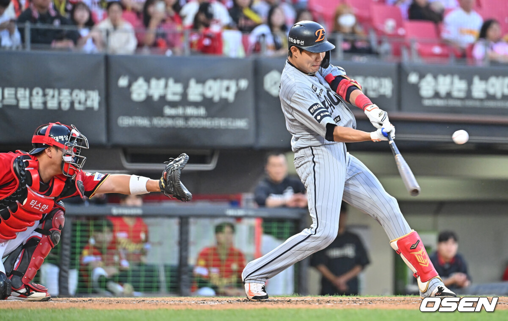 6일 광주-기아 챔피언스필드에서 2026 신한 SOL KBO 리그 KIA 타이거즈와 한화 이글스의 경기가 열렸다.홈팀 KIA는 올러가, 방문팀 한화는 류현진이 선발 출전했다.한화 이글스 심우준이 3회초 2사 만루 우익수 앞 2타점 안타를 치고 있다. 2026.05.06 / foto0307@osen.co.kr