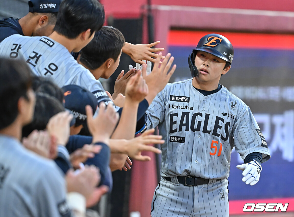 6일 광주-기아 챔피언스필드에서 2026 신한 SOL KBO 리그 KIA 타이거즈와 한화 이글스의 경기가 열렸다.홈팀 KIA는 올러가, 방문팀 한화는 류현진이 선발 출전했다.한화 이글스 문현빈이 3회초 1사 중월 솔로 홈런을 치고 하이파이브를 하고 있다. 2026.05.06 / foto0307@osen.co.kr