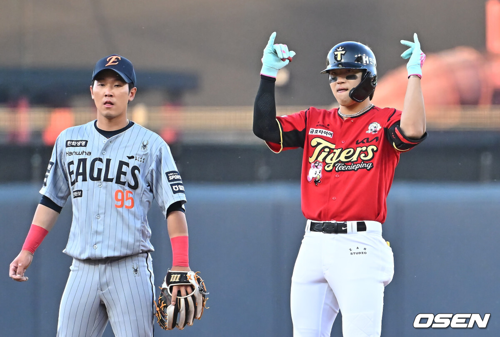 6일 광주-기아 챔피언스필드에서 2026 신한 SOL KBO 리그 KIA 타이거즈와 한화 이글스의 경기가 열렸다.홈팀 KIA는 올러가, 방문팀 한화는 류현진이 선발 출전했다.KIA 타이거즈 김도영이 1회말 2사 1루 좌익수 왼쪽 2루타를 치고 세리머니를 하고 있다. 2026.05.06 / foto0307@osen.co.kr