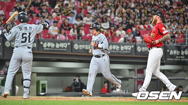 [OSEN=광주, 이석우 기자] 6일 광주-기아 챔피언스필드에서 2026 신한 SOL KBO 리그 KIA 타이거즈와 한화 이글스의 경기가 열렸다.홈팀 KIA는 올러가, 방문팀 한화는 류현진이 선발 출전했다.KIA 타이거즈 선발투수 올러가 4회초 2사 한화 이글스 문현빈 타석때 폭투를 던져 실점하고 있다. 2026.05.06 / foto0307@osen.co.kr