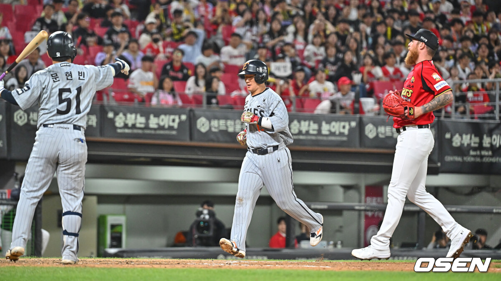 6일 광주-기아 챔피언스필드에서 2026 신한 SOL KBO 리그 KIA 타이거즈와 한화 이글스의 경기가 열렸다.홈팀 KIA는 올러가, 방문팀 한화는 류현진이 선발 출전했다.KIA 타이거즈 선발투수 올러가 4회초 2사 한화 이글스 문현빈 타석때 폭투를 던져 실점하고 있다. 2026.05.06 / foto0307@osen.co.kr