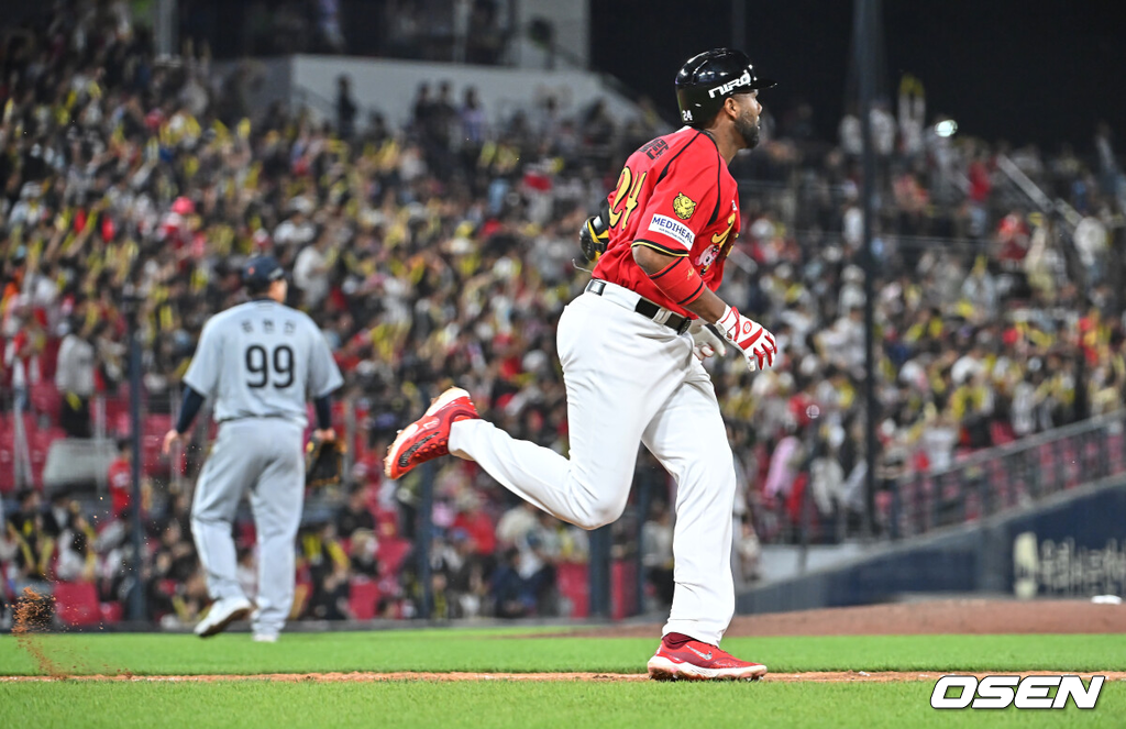 6일 광주-기아 챔피언스필드에서 2026 신한 SOL KBO 리그 KIA 타이거즈와 한화 이글스의 경기가 열렸다.홈팀 KIA는 올러가, 방문팀 한화는 류현진이 선발 출전했다.KIA 타이거즈 아데를린이 6회말 2사 좌중월 솔로 홈런을 치고 그라운드를 돌고 있다. 2026.05.06 / foto0307@osen.co.kr