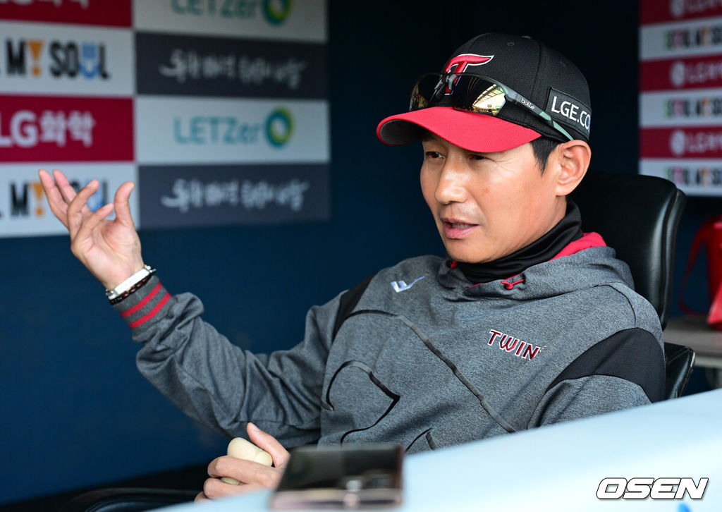 6일 서울 잠실야구장에서 2026 신한 SOL KBO리그 LG 트윈스와 두산 베어스의 경기가 열렸다.LG는 임찬규, 두산은 최승용을 선발투수로 내세웠다.경기에 앞서 LG 염경엽 감독이 취재진과 이야기를 나누고 있다. 2026.05.06 / jpnews@osen.co.kr
