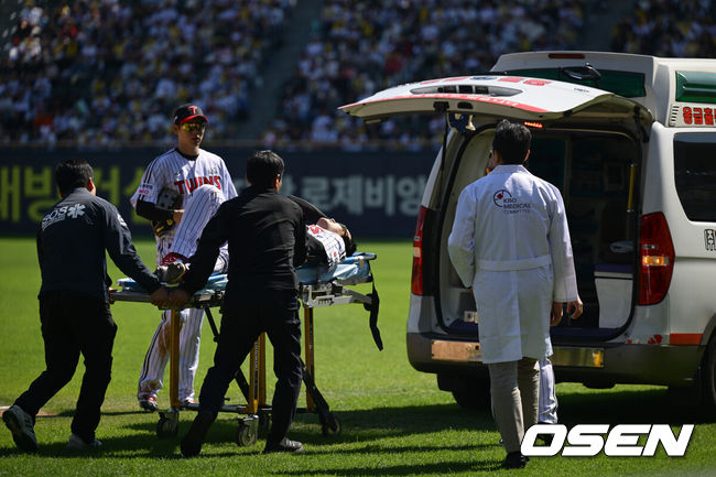 [OSEN=잠실, 조은정 기자]5일 서울 잠실야구장에서 ‘2026 신한 SOL KBO리그’ LG 트윈스와 두산 베어스의 경기가 열렸다.홈팀 LG는 웰스, 방문팀 두산은 잭로그를 선발로 내세웠다. 4회초 1사에서 LG 1루수 문보경이 두산 안재석 땅볼에 포구 실책을 범하며 공을 밟고 넘어지며 부상을 당해 구급차로 이송되고 있다. 손용준으로 교체. 2026.05.05 /cej@osen.co.kr