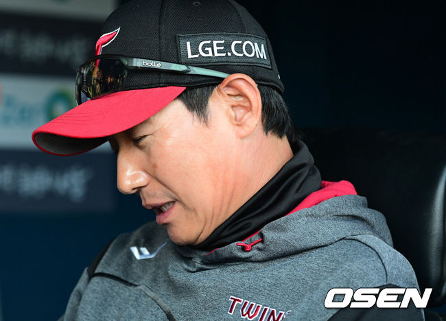 [OSEN=잠실, 지형준 기자] 6일 서울 잠실야구장에서 2026 신한 SOL KBO리그 LG 트윈스와 두산 베어스의 경기가 열렸다.LG는 임찬규, 두산은 최승용을 선발투수로 내세웠다.경기에 앞서 LG 염경엽 감독이 취재진과 이야기를 나누고 있다. 2026.05.06&nbsp;/ jpnews@osen.co.kr