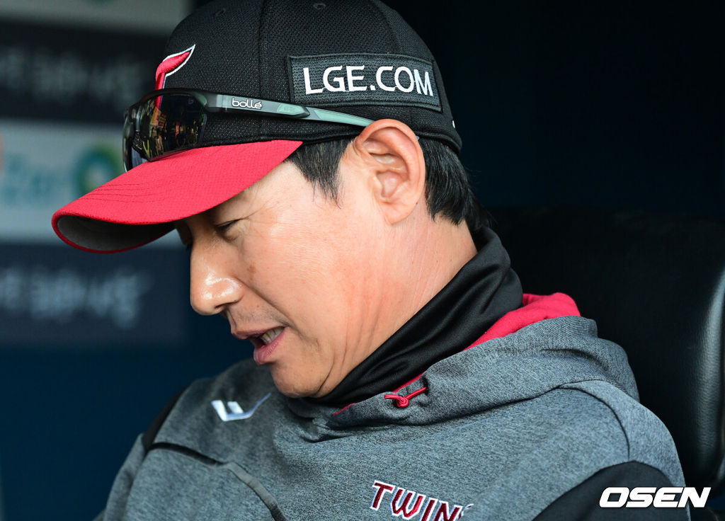 6일 서울 잠실야구장에서 2026 신한 SOL KBO리그 LG 트윈스와 두산 베어스의 경기가 열렸다.LG는 임찬규, 두산은 최승용을 선발투수로 내세웠다.경기에 앞서 LG 염경엽 감독이 취재진과 이야기를 나누고 있다. 2026.05.06 / jpnews@osen.co.kr