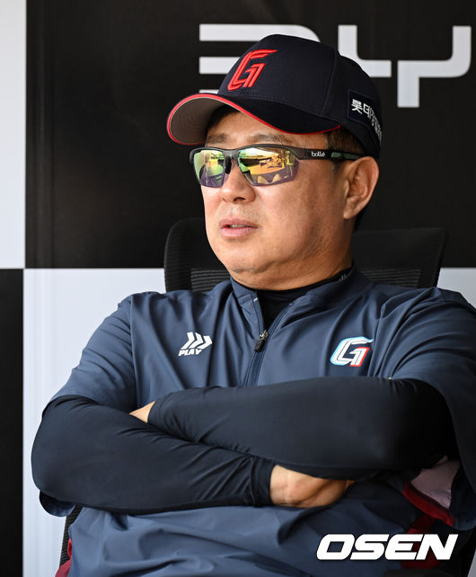 [OSEN=수원, 조은정 기자]6일 경기도 수원 KT위즈파크에서 2026 신한 SOL KBO리그 KT 위즈와 롯데 자이언츠의 경기가 열린다.이날 KT는 보쉴리, 롯데는 비슬리를 선발투수로 내세웠다.경기 전 롯데 김태형 감독이 더그아웃에서 선수단 훈련을 바라보고 있다. 2026.05.06 /cej@osen.co.kr