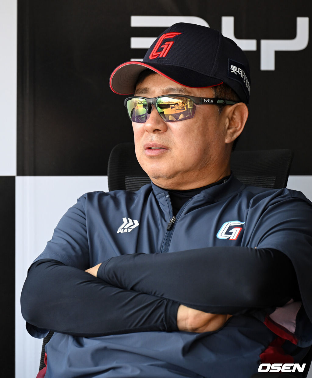 6일 경기도 수원 KT위즈파크에서 2026 신한 SOL KBO리그 KT 위즈와 롯데 자이언츠의 경기가 열린다.이날 KT는 보쉴리, 롯데는 비슬리를 선발투수로 내세웠다.경기 전 롯데 김태형 감독이 더그아웃에서 선수단 훈련을 바라보고 있다. 2026.05.06 /cej@osen.co.kr