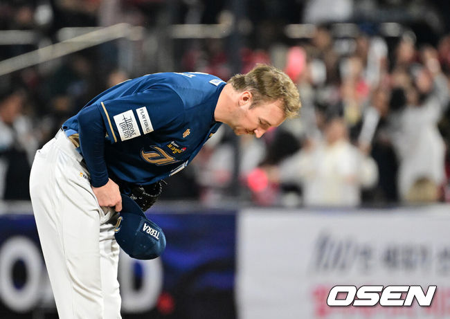 [OSEN=수원, 지형준 기자] 30일 오후 수원 KT위즈파크에서 ‘2023 신한은행 SOL KBO 포스트시즌 플레이오프’ 1차전 KT 위즈와 NC 다이노스의 경기가 열렸다.1회말 NC 페디가 구심에게 인사를 하고 있다. 2023.10.30 /jpnews@osen.co.kr