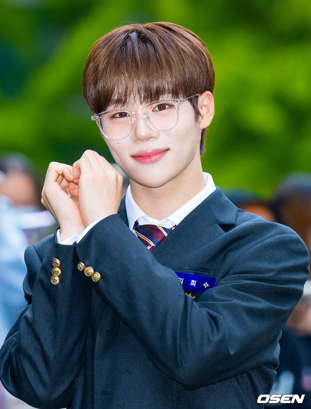 18일 오전 서울 영등포구 여의도동 KBS 신관에서 KBS 2TV ‘뮤직뱅크’ 리허설이 진행됐다.뮤직뱅크는 KBS2TV 매주 금요일 오후 문상민과 민주의 진행으로 방송된댜.더윈드 김희수가 입장하며 포즈를 취하고 있다. 2024.10.18 / rumi@osen.co.kr