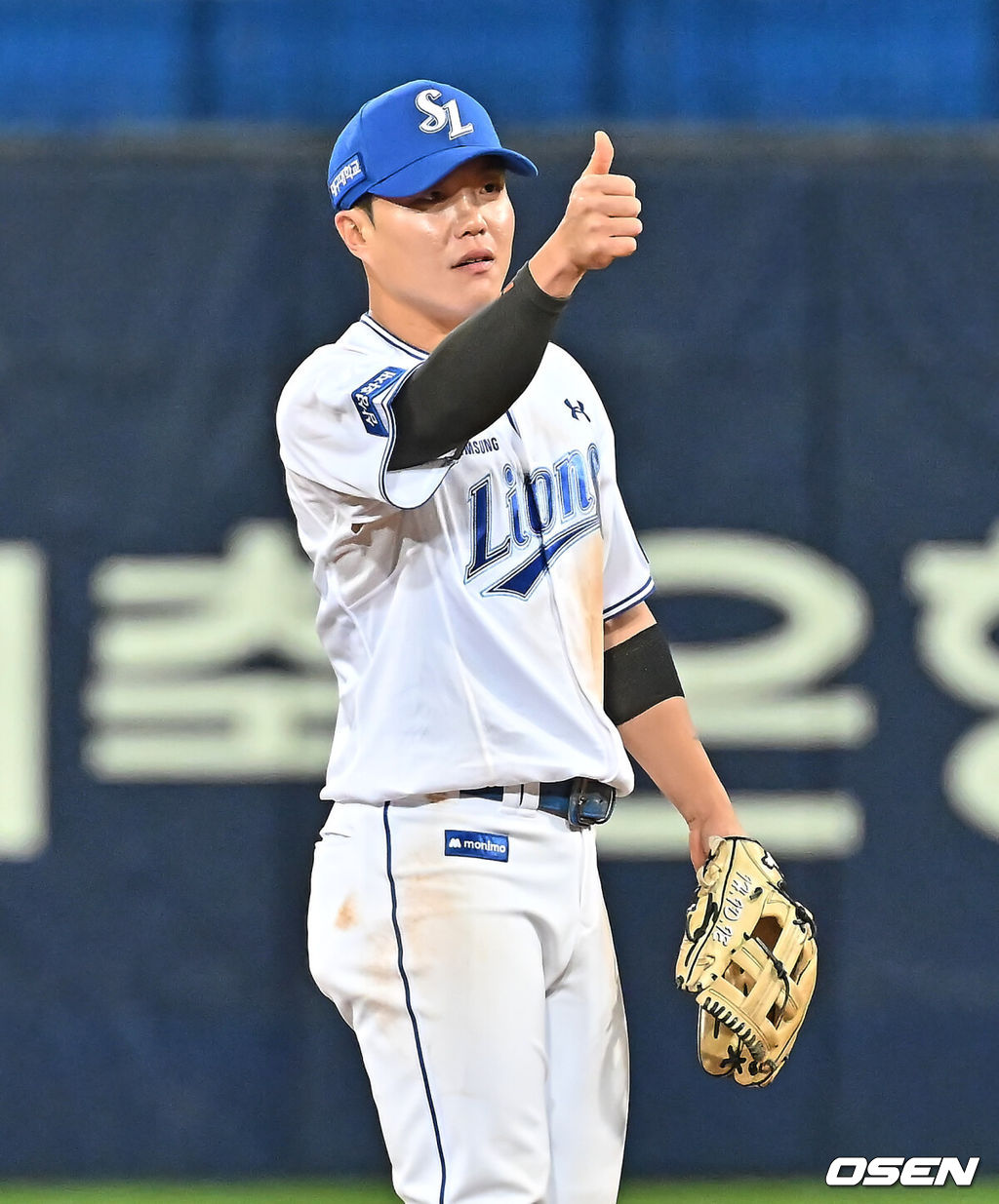 1일 대구삼성라이온즈파크에서 2026 신한 SOL KBO 리그 삼성 라이온즈와 한화 이글스의 경기가 열렸다. 홈팀 삼성은 원태인이, 방문팀 한화는 에르난데스가 선발 출전했다. 삼성 라이온즈 류지혁이 8회초 무사 1루 한화 이글스 페라자의 2루 직선타를 잡아 병살 처리하고 엄지척을 하고 있다. 2026.05.01 / foto0307@osen.co.kr