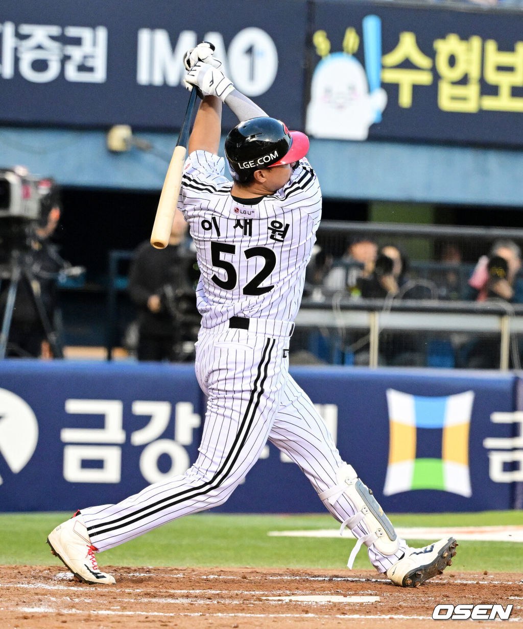 6일 서울 잠실야구장에서 2026 신한 SOL KBO리그 LG 트윈스와 두산 베어스의 경기가 열렸다.LG는 임찬규, 두산은 최승용을 선발투수로 내세웠다.2회말 1사 1루에서 LG 이재원이 선제 투런포를 날리고 있다. 2026.05.06 / jpnews@osen.co.kr