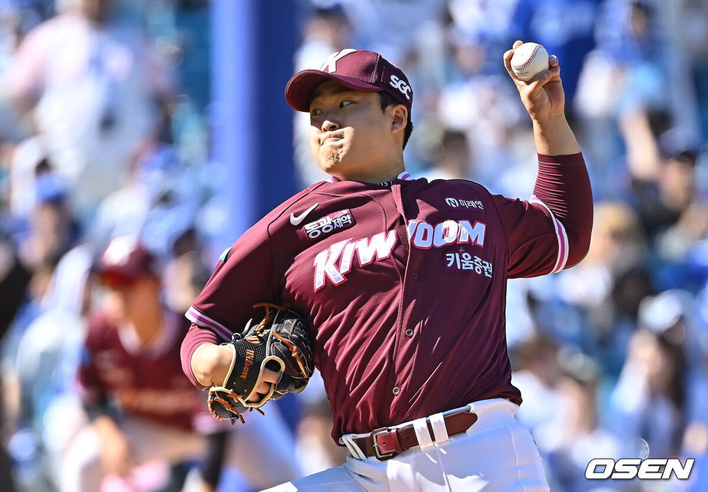 5일 대구삼성라이온즈파크에서 2026 신한 SOL KBO 리그 삼성 라이온즈와 키움 히어로즈의 경기가 열렸다. 홈팀 삼성은 오러클린이, 방문팀 키움은 오석주가 선발 출전했다. 키움 히어로즈 김재웅이 역투하고 있다. 2026.05.05 / foto0307@osen.co.kr