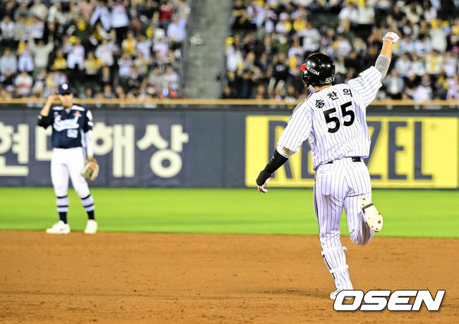 [OSEN=잠실, 지형준 기자] 6일 서울 잠실야구장에서 2026 신한 SOL KBO리그 LG 트윈스와 두산 베어스의 경기가 열렸다.LG는 임찬규, 두산은 최승용을 선발투수로 내세웠다.4회말 1사에서 LG 송찬의가 좌월 솔로포를 날리며 기뻐하고 있다. 2026.05.06&nbsp;/ jpnews@osen.co.kr