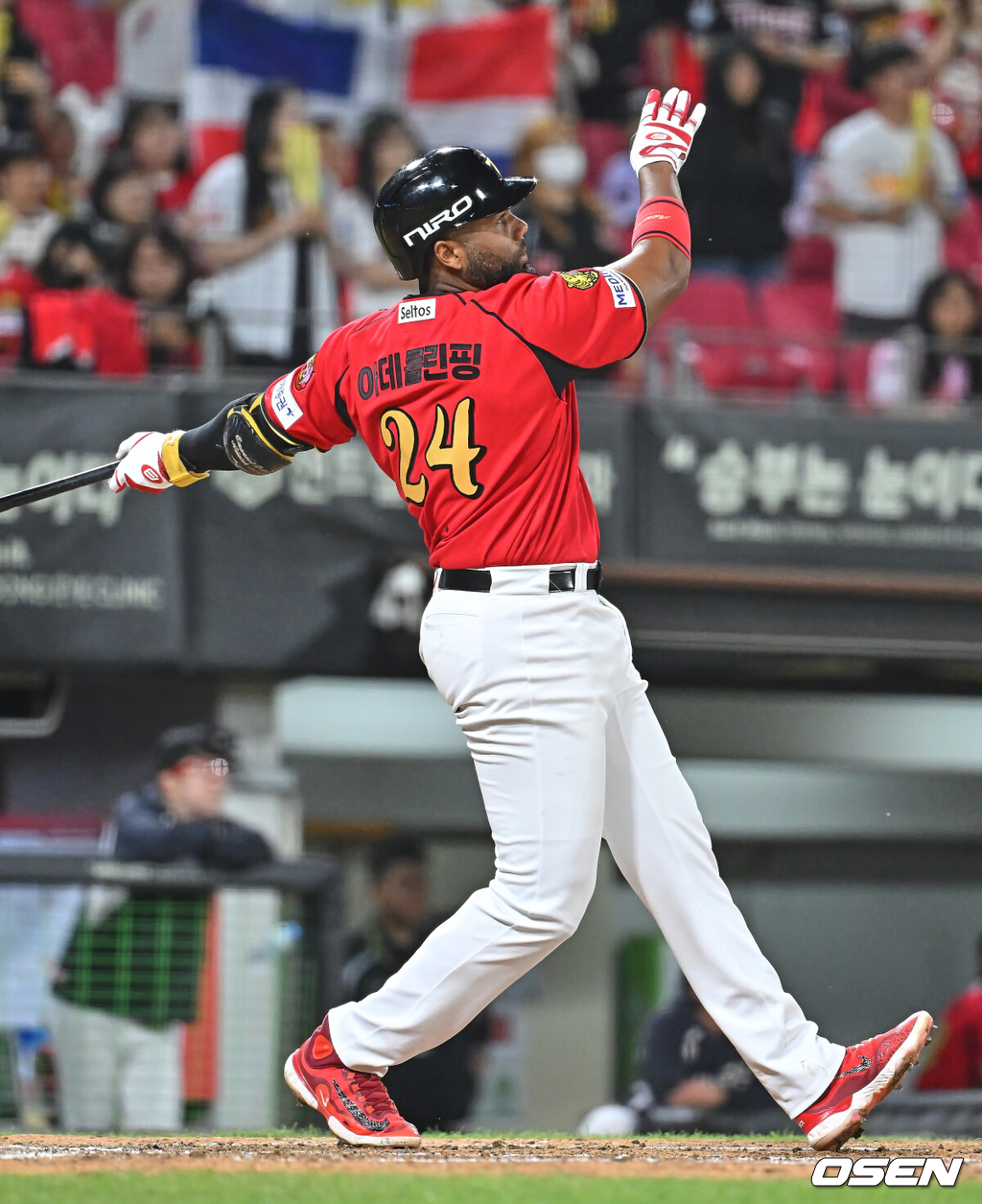 6일 광주-기아 챔피언스필드에서 2026 신한 SOL KBO 리그 KIA 타이거즈와 한화 이글스의 경기가 열렸다.홈팀 KIA는 올러가, 방문팀 한화는 류현진이 선발 출전했다.KIA 타이거즈 아데를린이 6회말 2사 좌중월 솔로 홈런을 치고 있다. 2026.05.06 / foto0307@osen.co.kr