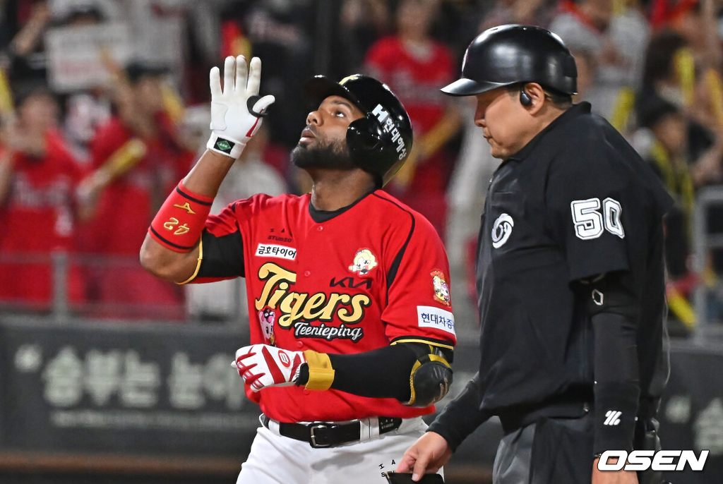 6일 광주-기아 챔피언스필드에서 2026 신한 SOL KBO 리그 KIA 타이거즈와 한화 이글스의 경기가 열렸다.홈팀 KIA는 올러가, 방문팀 한화는 류현진이 선발 출전했다.KIA 타이거즈 아데를린이 6회말 2사 좌중월 솔로 홈런을 치고 세리머니를 하고 있다. 2026.05.06 / foto0307@osen.co.kr
