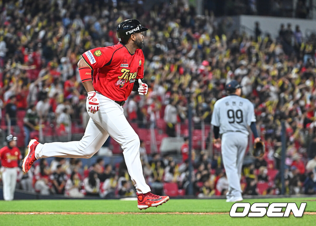 [OSEN=광주, 이석우 기자] 6일 광주-기아 챔피언스필드에서 2026 신한 SOL KBO 리그 KIA 타이거즈와 한화 이글스의 경기가 열렸다.홈팀 KIA는 올러가, 방문팀 한화는 류현진이 선발 출전했다.KIA 타이거즈 아데를린이 6회말 2사 좌중월 솔로 홈런을 치고 그라운드를 돌고 있다. 2026.05.06 / foto0307@osen.co.kr