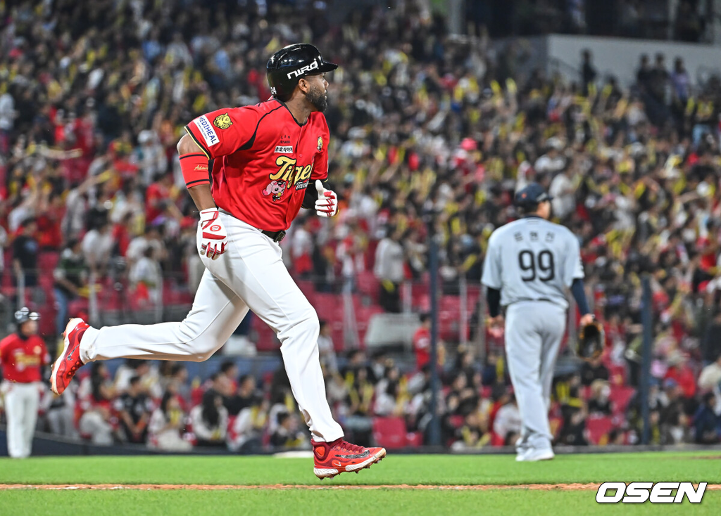 6일 광주-기아 챔피언스필드에서 2026 신한 SOL KBO 리그 KIA 타이거즈와 한화 이글스의 경기가 열렸다.홈팀 KIA는 올러가, 방문팀 한화는 류현진이 선발 출전했다.KIA 타이거즈 아데를린이 6회말 2사 좌중월 솔로 홈런을 치고 그라운드를 돌고 있다. 2026.05.06 / foto0307@osen.co.kr