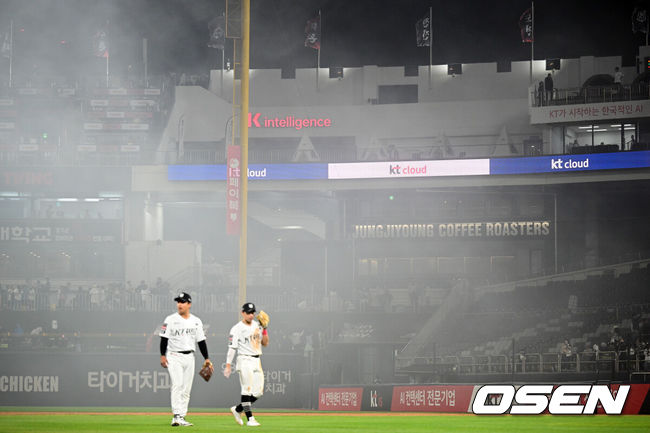 [OSEN=수원, 조은정 기자]6일 경기도 수원 KT위즈파크에서 2026 신한 SOL KBO리그 KT 위즈와 롯데 자이언츠의 경기가 열렸다.이날 KT는 보쉴리, 롯데는 비슬리를 선발투수로 내세웠다.수원구장 외부 쓰레기 소각장 화재로 연기가 구장에 들어차 경기가 중단되고 있다. 진화는 완료 됐다. 2026.05.06 /cej@osen.co.kr