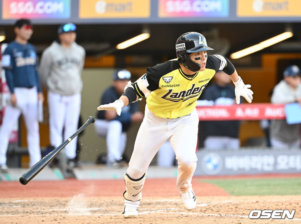 5일 인천 SSG랜더스필드에서 2026 신한 SOL KBO리그 SSG 랜더스와 NC 다이노스의 경기가 열렸다.이날 SSG은 최민준, 두산 NC는 신영우를 선발로 내세웠다.10회말 2사 만루에서 SSG 정준재가 우전 적시타를 치고 있다. 2026.05.05 /sunday@osen.co.kr