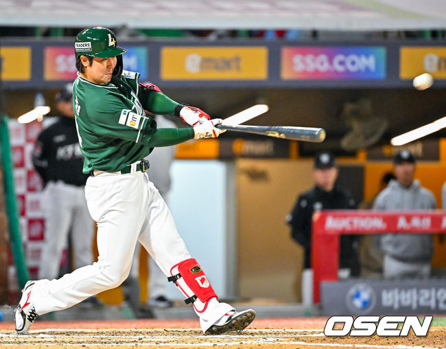 [OSEN=인천, 민경훈 기자] 24일 오후 인천 SSG랜더스필드에서 ‘2026 신한 SOL Bank KBO리그' SSG 랜더스와 KT 위즈의 경기가 진행됐다.이날 SSG는 김건우를, KT는 보쉴리를 선발투수로 내세웠다.6회말 2사 SSG 최정이 좌월 솔로 홈런을 때리고 있다. 2026.04.24 / rumi@osen.co.kr