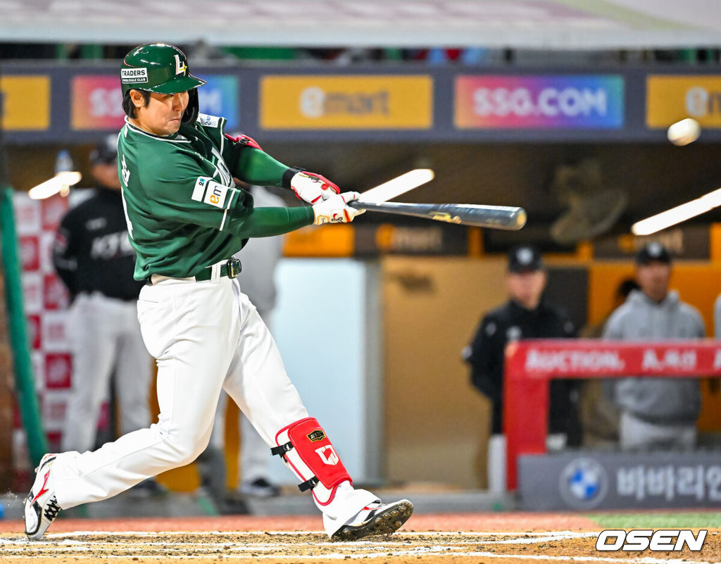 24일 오후 인천 SSG랜더스필드에서 ‘2026 신한 SOL Bank KBO리그' SSG 랜더스와 KT 위즈의 경기가 진행됐다.이날 SSG는 김건우를, KT는 보쉴리를 선발투수로 내세웠다.6회말 2사 SSG 최정이 좌월 솔로 홈런을 때리고 있다. 2026.04.24 / rumi@osen.co.kr