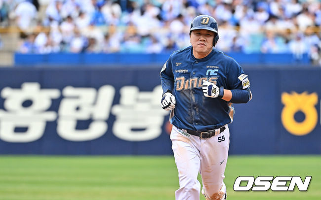 [OSEN=대구, 이석우 기자] 12일 대구삼성라이온즈파크에서 2026 신한 SOL KBO 리그 삼성 라이온즈와 NC 다이노스의 경기가 열렸다. 홈팀 삼성은 원태인이, 방문팀 NC는 토다가 선발 출전했다. NC 다이노스 이우성이 6회초 1사 좌월 솔로 홈런을 치고 그라운드를 돌고 있다. 2026.04.12 / foto0307@osen.co.kr